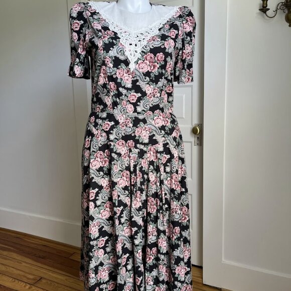 80s floral dress with lace collar and pockets - Picture 2 of 9
